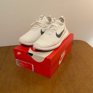 Nike Roshe Flyknit Tennis Shoes